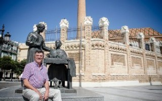 Joaquín Quiñones ante al monumento a las cigarreras y la antigua Fábrica de Tabacos, en la que trabajó durante más de 30 años. / lourdes de vicente 